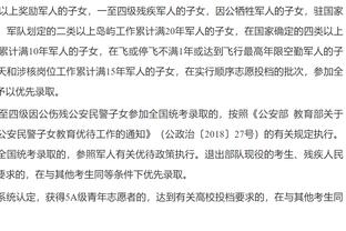 ?疼疼疼疼！布朗尼热身结束蹦蹦跳跳 一头撞到球员通道天花板